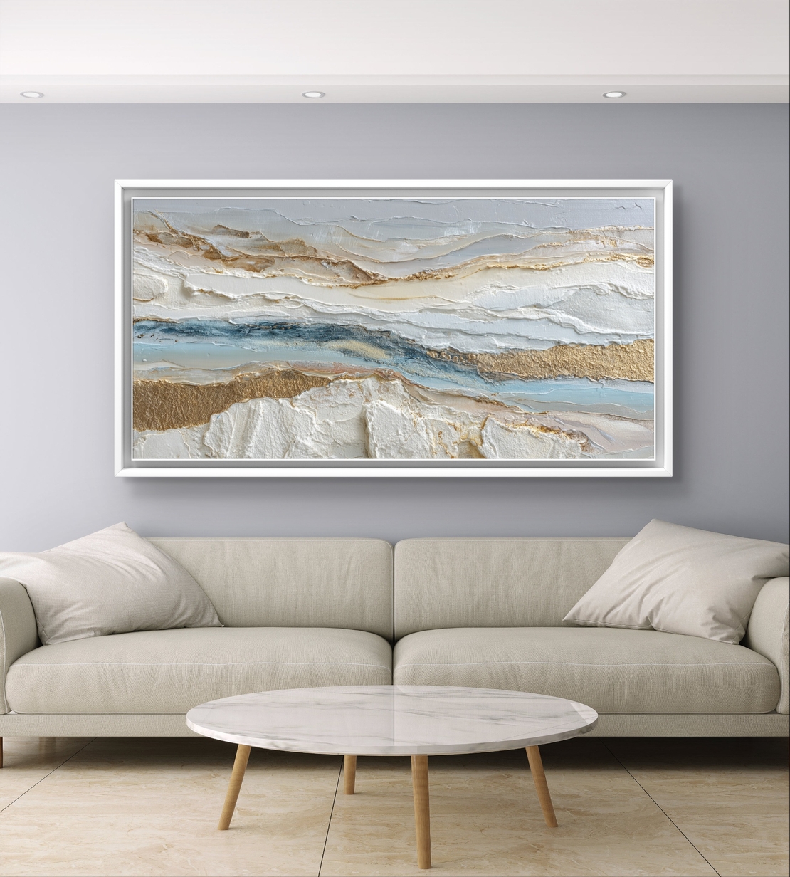 תמונת קנבס לרוחב בסגנון אבסטרקטי עם שכבות לבן ותכלת ונגיעות זהב לעיצוב סלון רגוע ויוקרתי