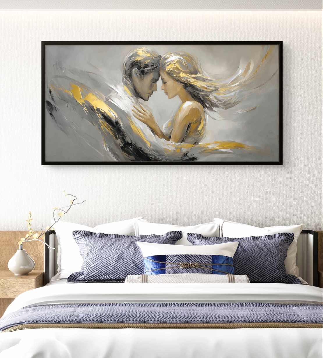 תמונת קנבס זוג רומנטי באפור וזהב עם תנועת מכחול רכה ונגיעות מטאליות
