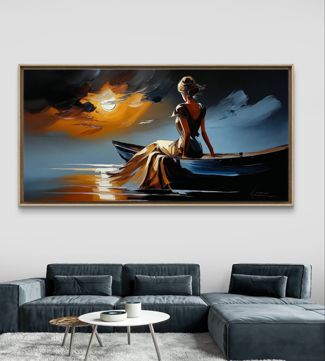תמונת קנבס של אישה יושבת בסירה מול שקיעה זהובה, בהדפסה חלקה ללא תבליט, מקולקציית תכשיט לבית.