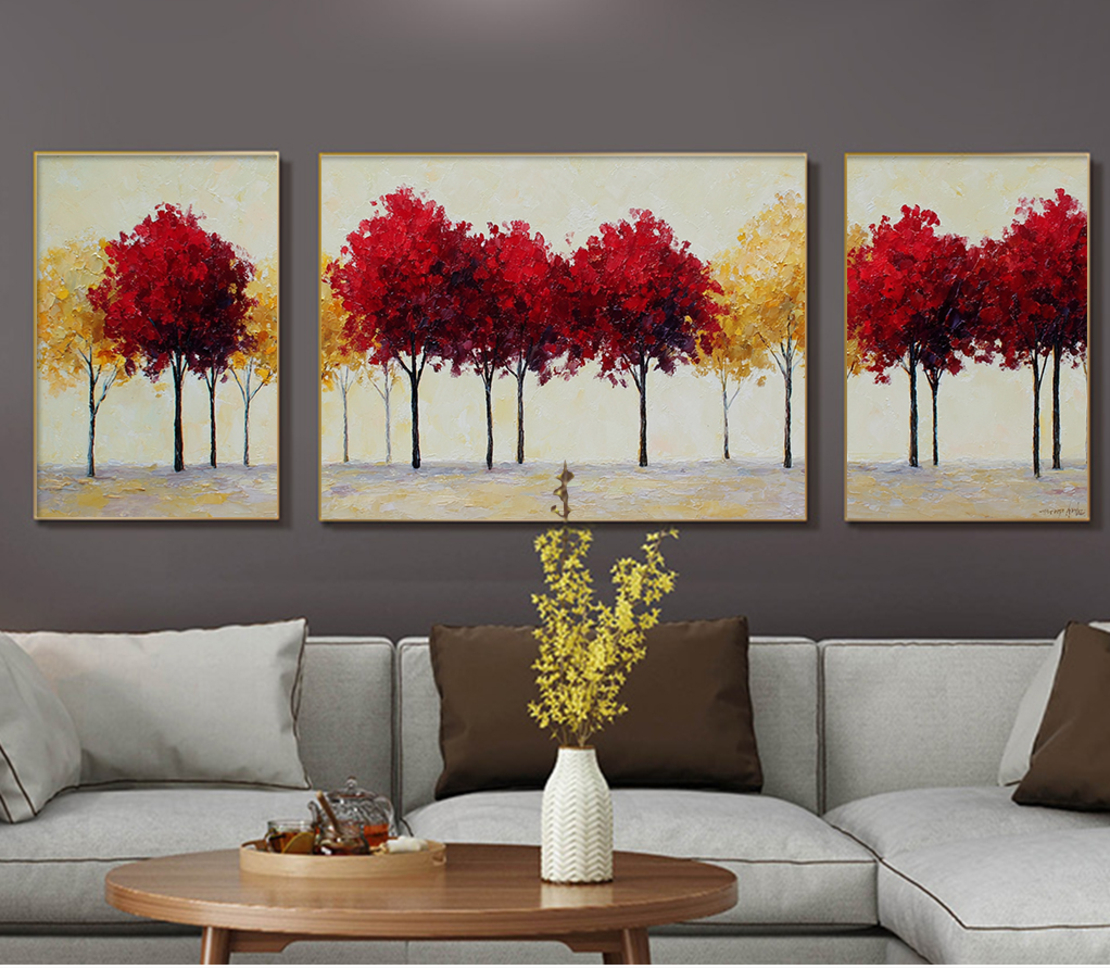 תמונת קנבס מחולקת בהדפסה חלקה של שדרת עצים בגווני אדום וזהב, בעיצוב חמים והרמוני לסלון.