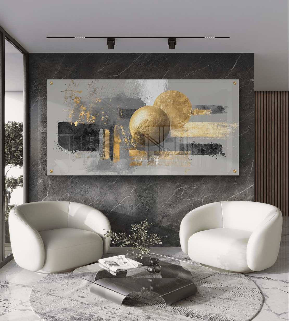 תמונת זכוכית לרוחב בעיצוב אבסטרקטי עם אלמנטים זהובים וגווני אפור מודרניים