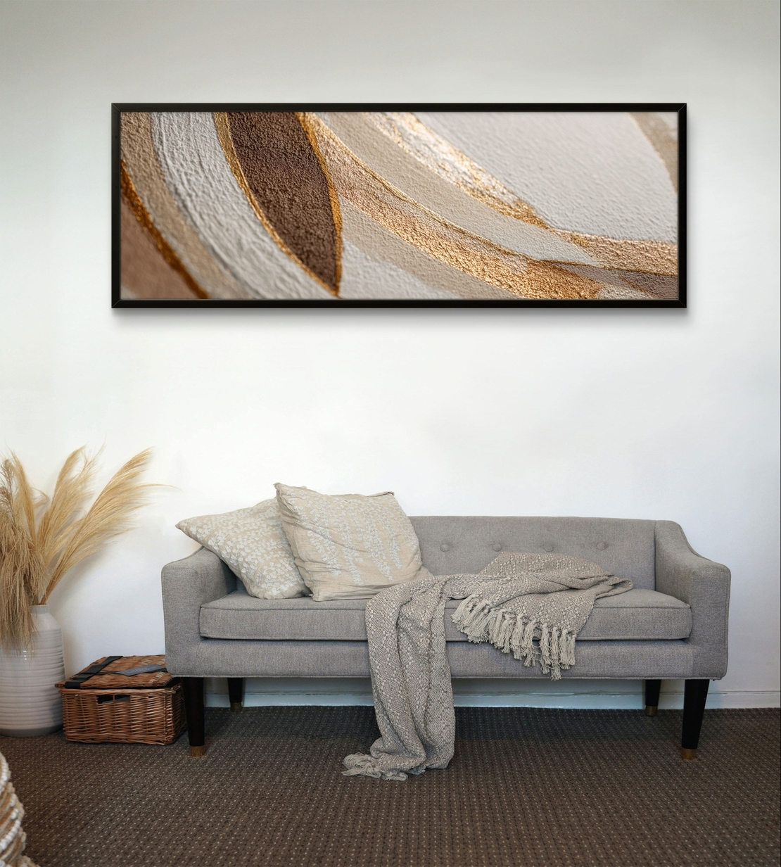 עיצוב קיר פנורמי עם קווים זורמים בצבעי שמנת, חום וזהב בהדפסה חלקה.