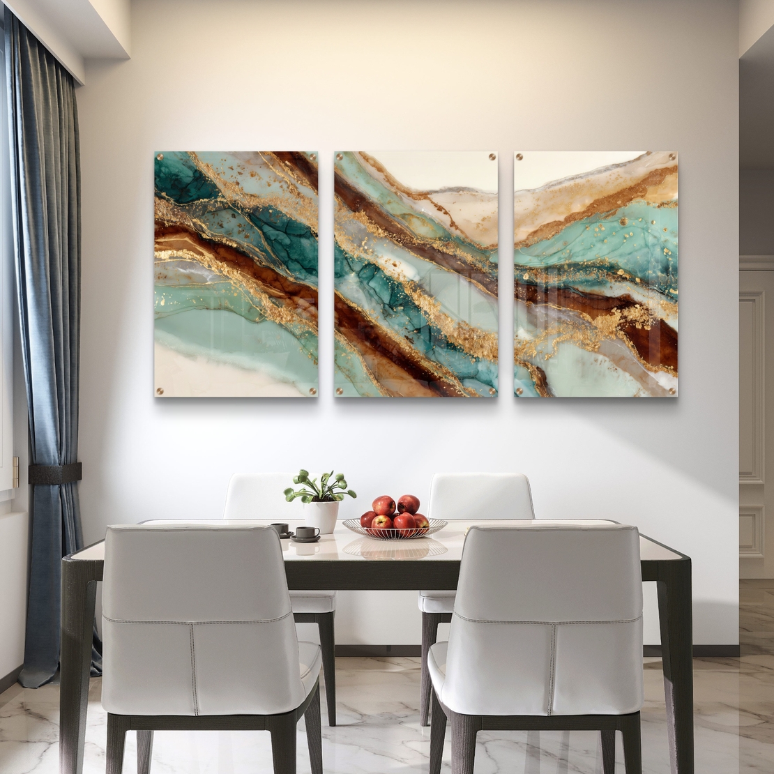 תמונת זכוכית מחולקת לשלושה חלקים בעיצוב שיש אבסטרקטי בגווני טורקיז, חום וזהב תלויה מעל שולחן אוכל מודרני.