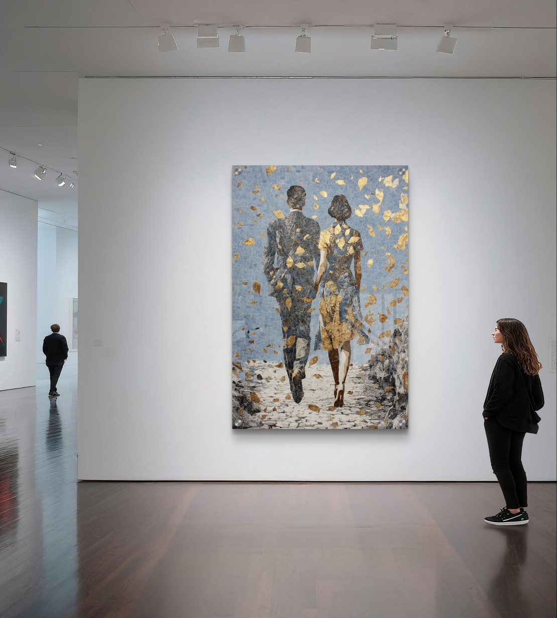 תמונת זכוכית עם זוג צועד יחד בשביל פתוח ועלי זהב מרחפים בעיצוב רומנטי ואלגנטי לקיר הבית