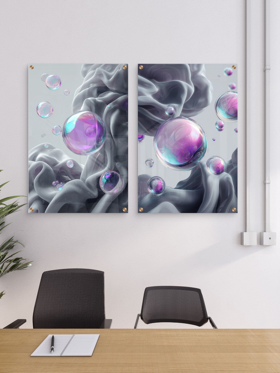 זוג תמונות זכוכית מעוצבות עם בועות שקופות בגווני סגול וטורקיז מעל רקע אפור רך בעיצוב מודרני ויוקרתי מבית תכשיט לבית – NEXTGEN BY BAR.
