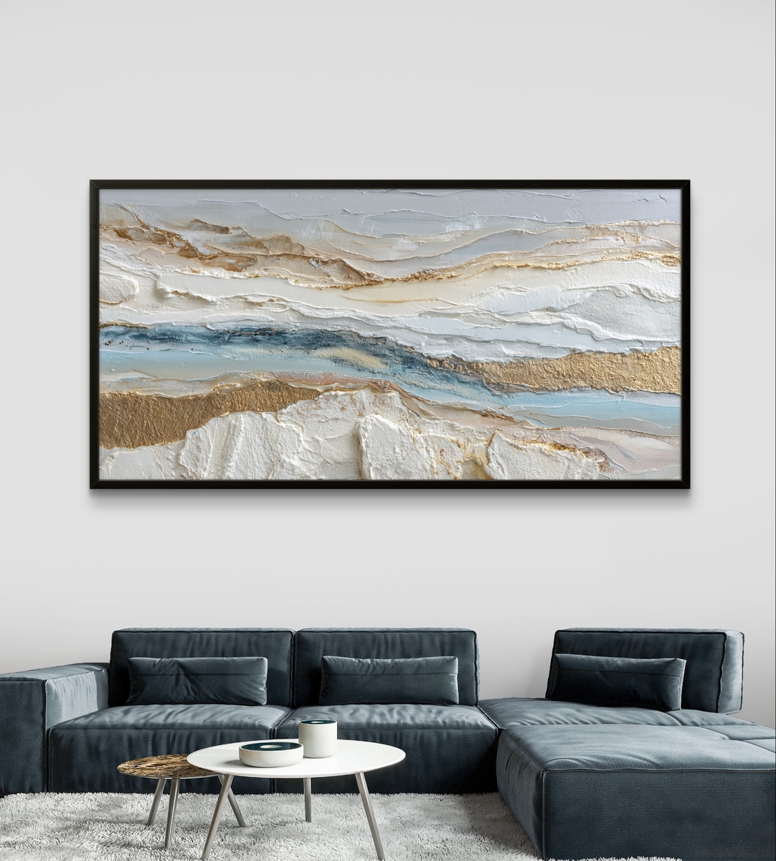 תמונת קנבס לרוחב בסגנון אבסטרקטי עם שכבות לבן ותכלת ונגיעות זהב לעיצוב סלון רגוע ויוקרתי