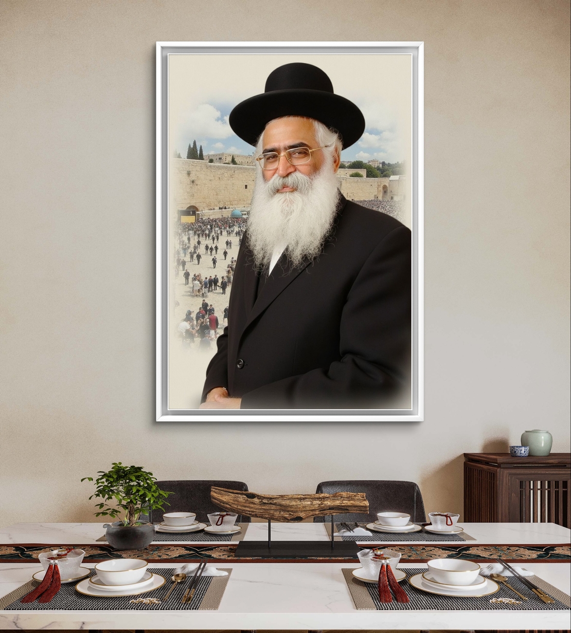 תמונת קנבס של הרב אברג'יל עם רקע הכותל, לבוש חסידי, מבט עמוק ותחושת קדושה – מתוך קולקציית תכשיט לבית.