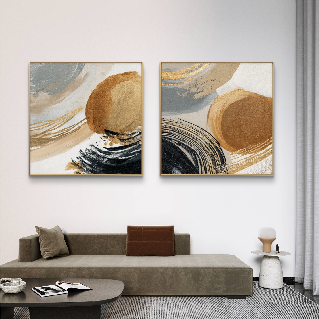 זוג תמונות קנבס מרובעות בסגנון מופשט עם מעגלים וקווים בגווני זהב, שחור ובז’ בעיצוב מודרני ויוקרתי