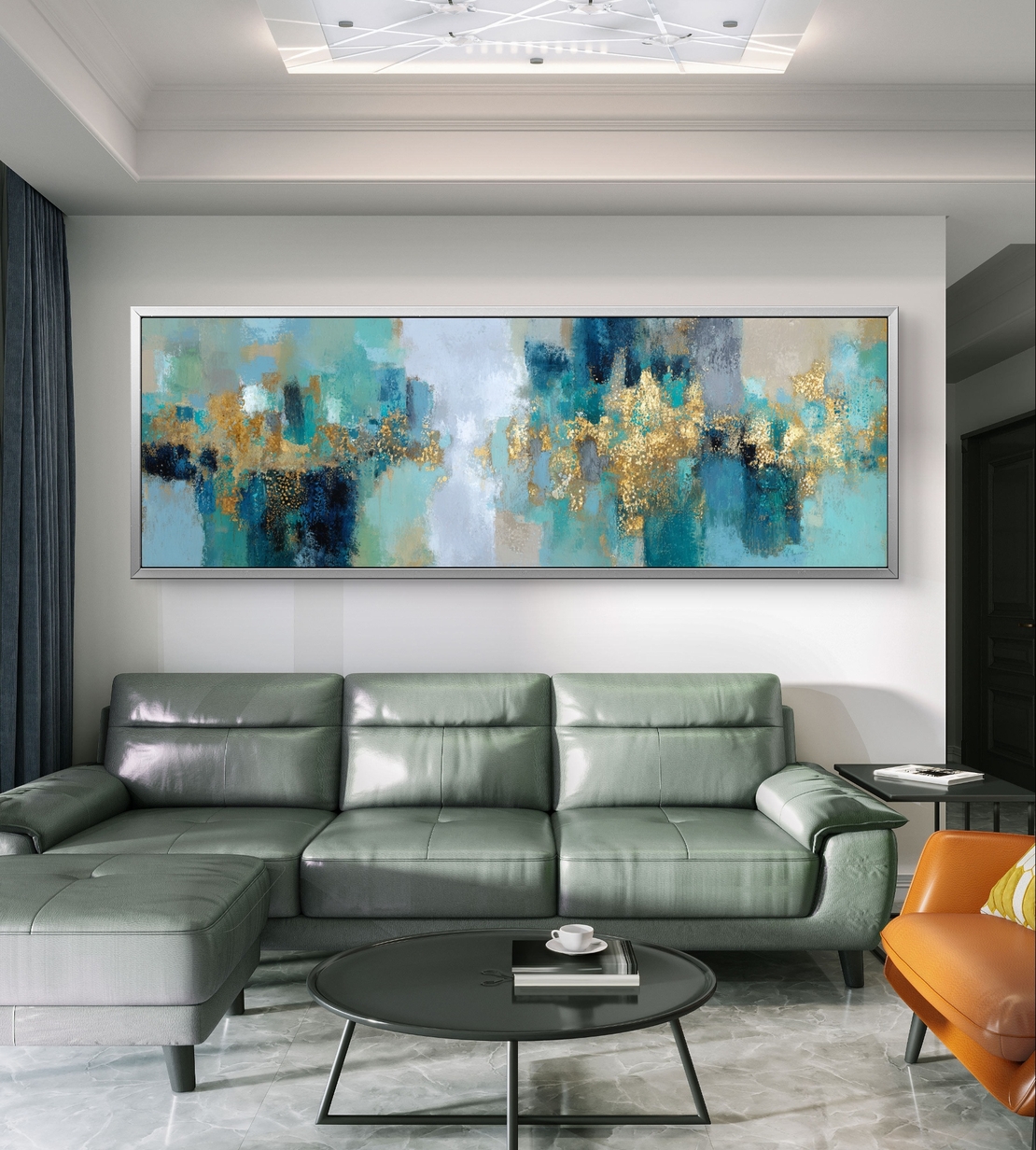 תמונה פנורמית לסלון בגווני כחול עמוק וטורקיז עם ברק זהוב.