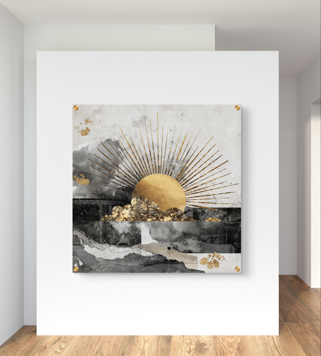 תמונת זכוכית מרובעת עם שמש זהובה וקרניים זוהרות מעל עננים כהים, בהדפסה חלקה וללא תבליט