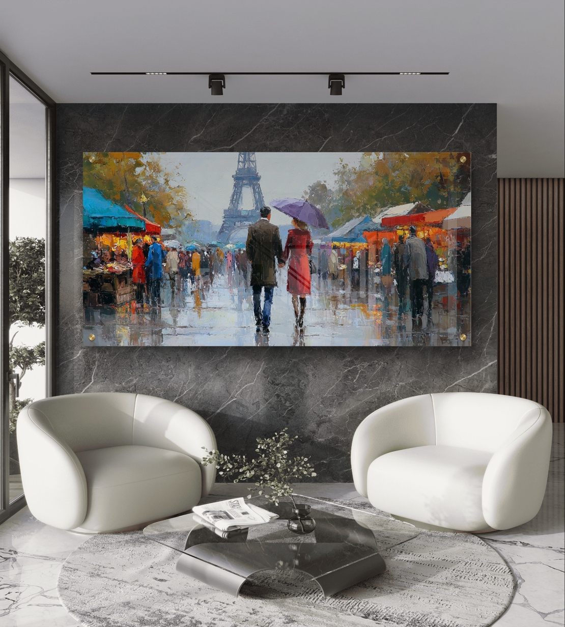 תמונת זכוכית לרוחב עם זוג מטייל בפריז בגשם, מגדל אייפל ברקע ועיצוב רומנטי ויוקרתי