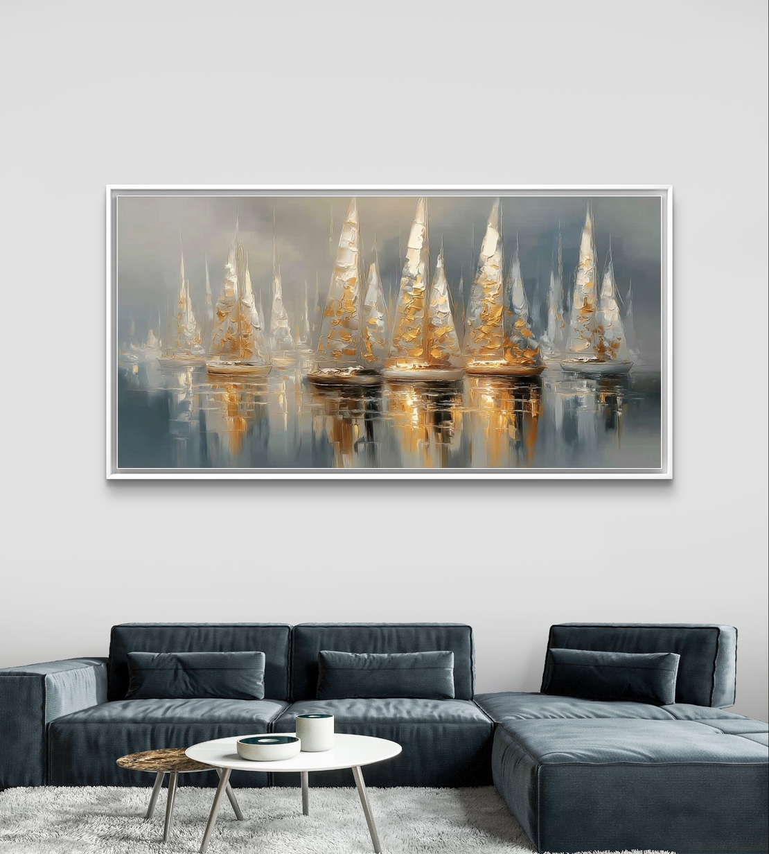 תמונת קנבס לרוחב עם סירות מפרש בגווני כחול ושמנת עם נגיעות זהב, משתקפות במים בעיצוב רגוע ויוקרתי לסלון.