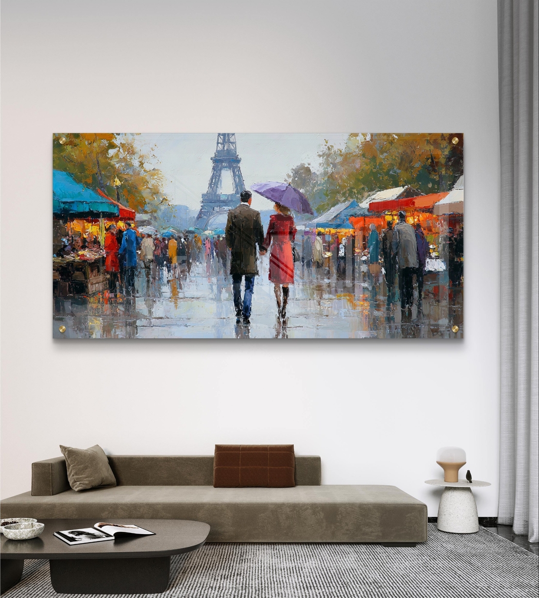 תמונת זכוכית לרוחב עם זוג מטייל בפריז בגשם, מגדל אייפל ברקע ועיצוב רומנטי ויוקרתי