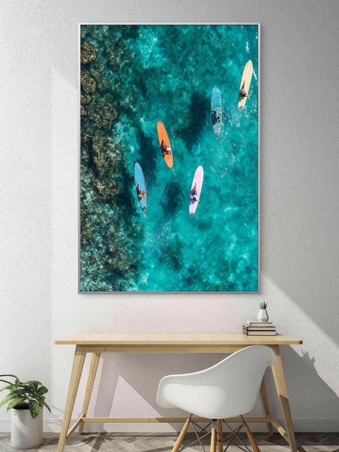 תמונת קנבס גלים של חופש – ארבעה גולשים מעל ים טורקיז צלול, מתוך קולקציית NEXTGEN BY BAR של תכשיט לבית, בהדפסה חלקה ואיכותית לעיצוב מודרני.