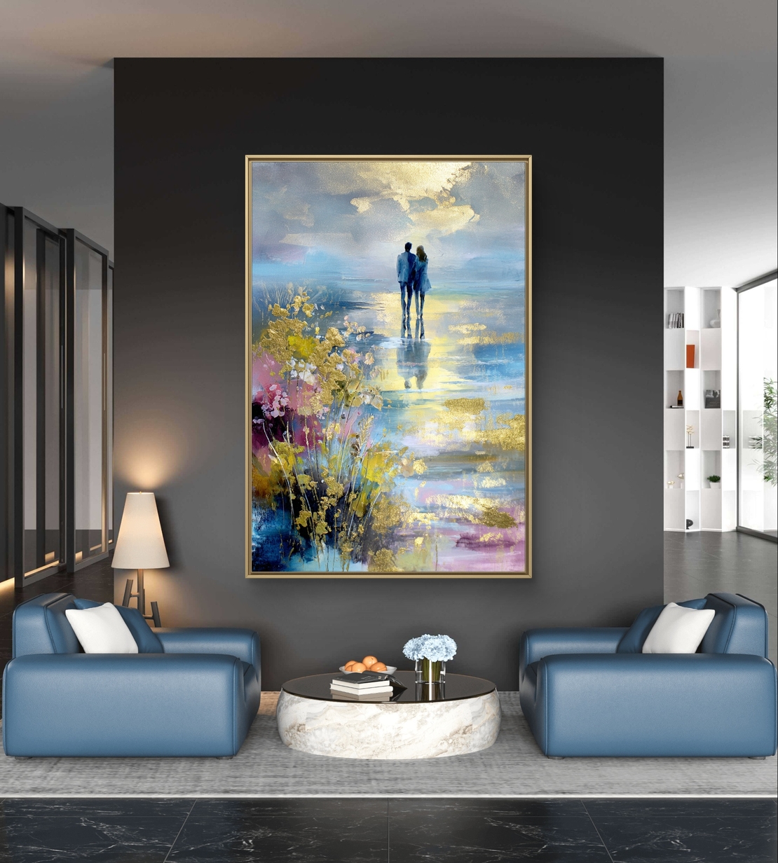 תמונת קנבס אומנותית של זוג עומד מול מים ושמיים בגוונים כחולים וזהב עם מראה ציורי ועדין