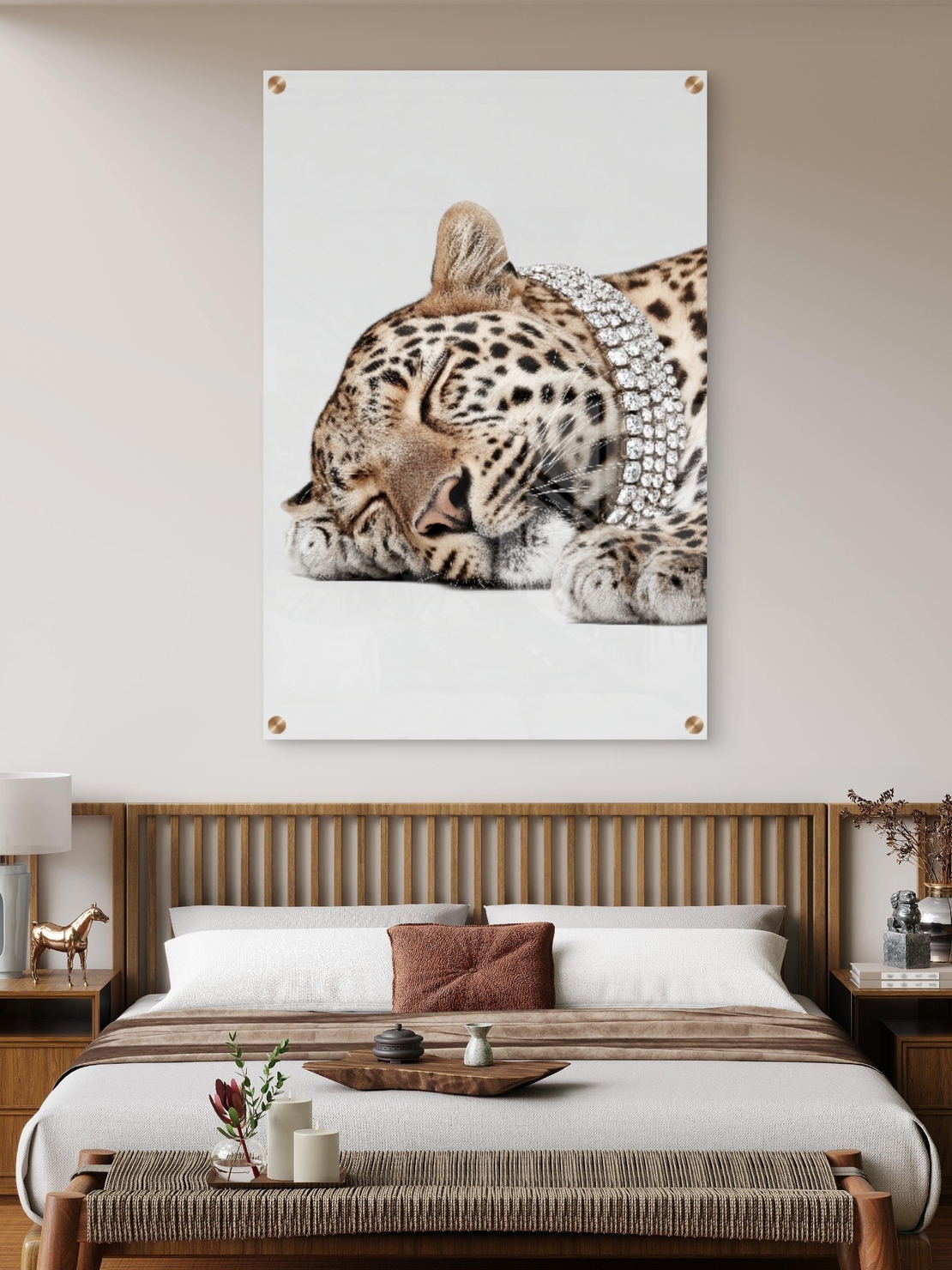 תמונת זכוכית של נמר ישן עם שרשרת יהלומים נוצצת בעיצוב יוקרתי מבית תכשיט לבית – NEXTGEN BY BAR