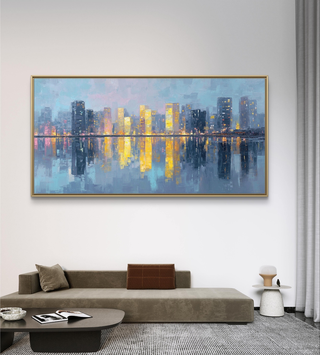 ציור עיר מודרני עם בניינים מוארים והשתקפות רכה על פני מים