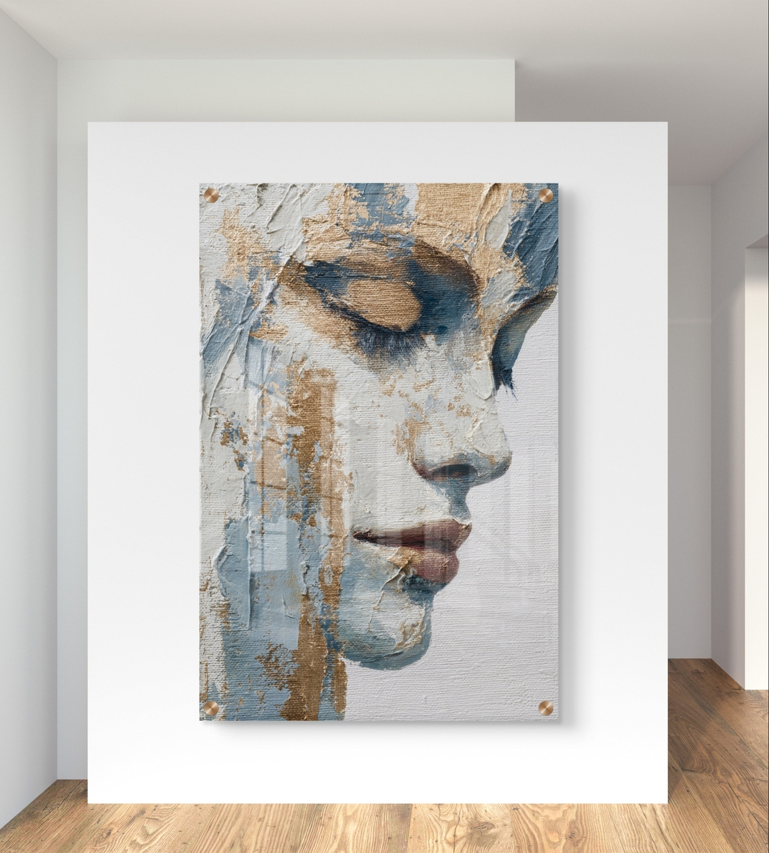 תמונת זכוכית פורטרט נשי בגווני תכלת ובז' עם הדפסה חלקה ללא תבליט – תכשיט לבית