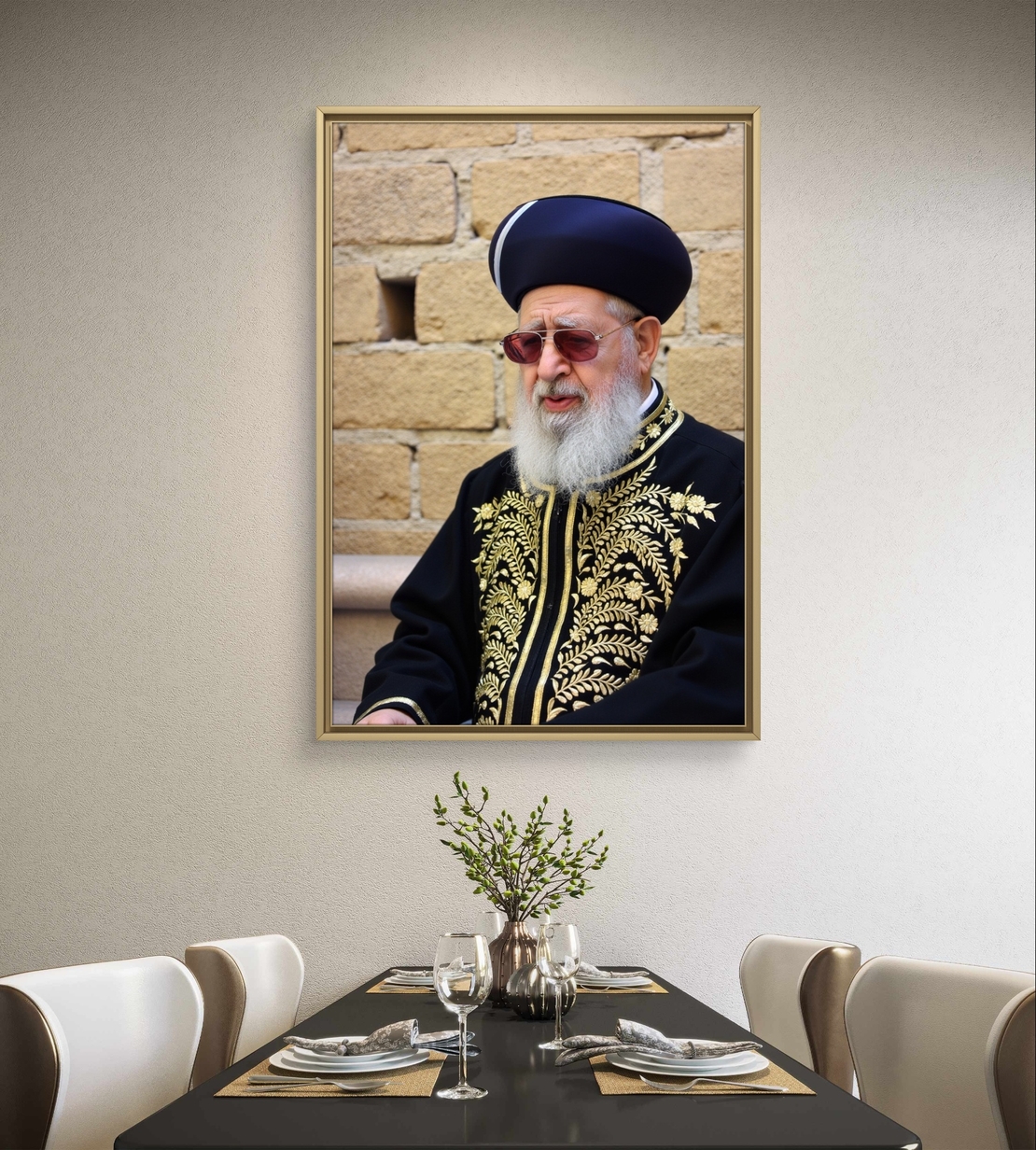 תמונת קנבס אנכית של רב יהודי בלבוש מסורתי שחור וזהב, תלויה מעל שולחן אוכל בעיצוב קלאסי.