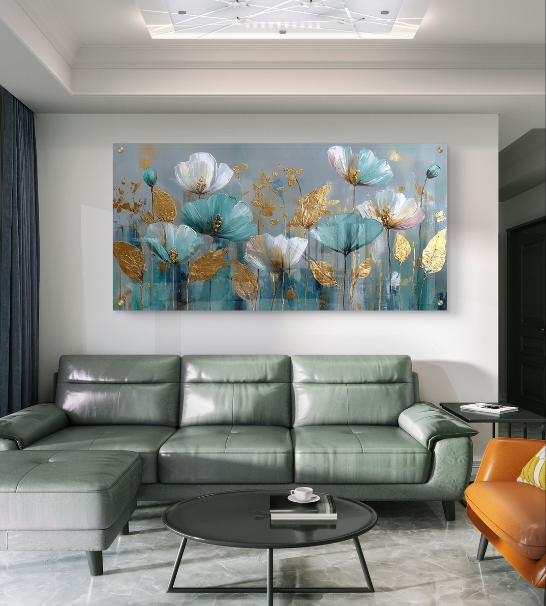 תמונת זכוכית לרוחב עם פרחים בגווני טורקיז ולבן ונגיעות זהב בעיצוב אלגנטי