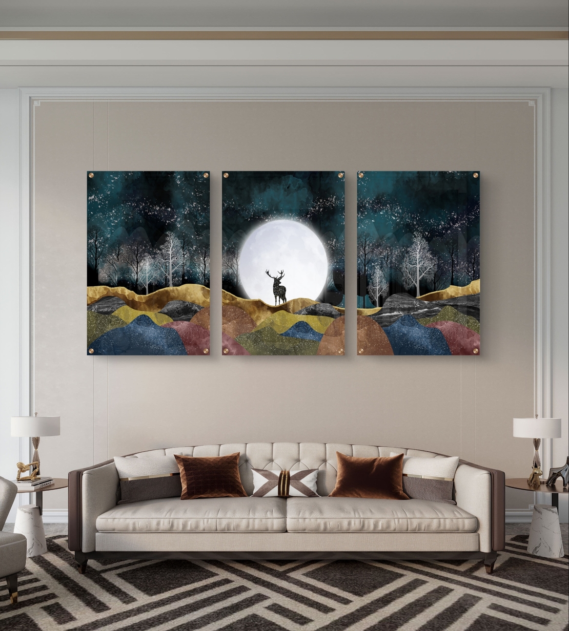 שלישיית תמונות זכוכית עם ירח מלא ואייל בנוף טבעי בגווני כחול וזהב, בעיצוב יוקרתי ומרגיע לסלון