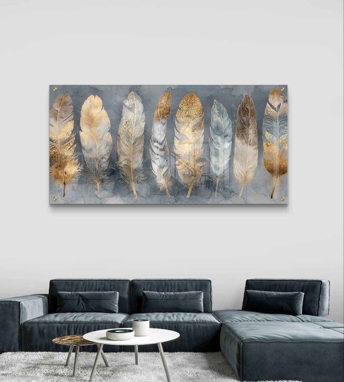 תמונת זכוכית לרוחב עם נוצות בגווני זהב ושמנת בעיצוב אלגנטי ומודרני לסלון