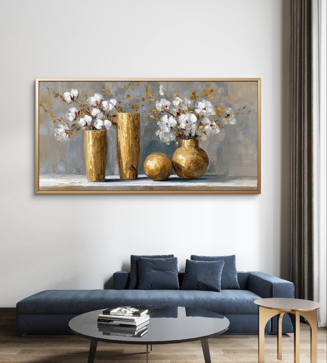 תמונת קנבס טבע דומם עם אגרטלי זהב ופרחים לבנים על רקע אפור בסגנון ציורי יוקרתי