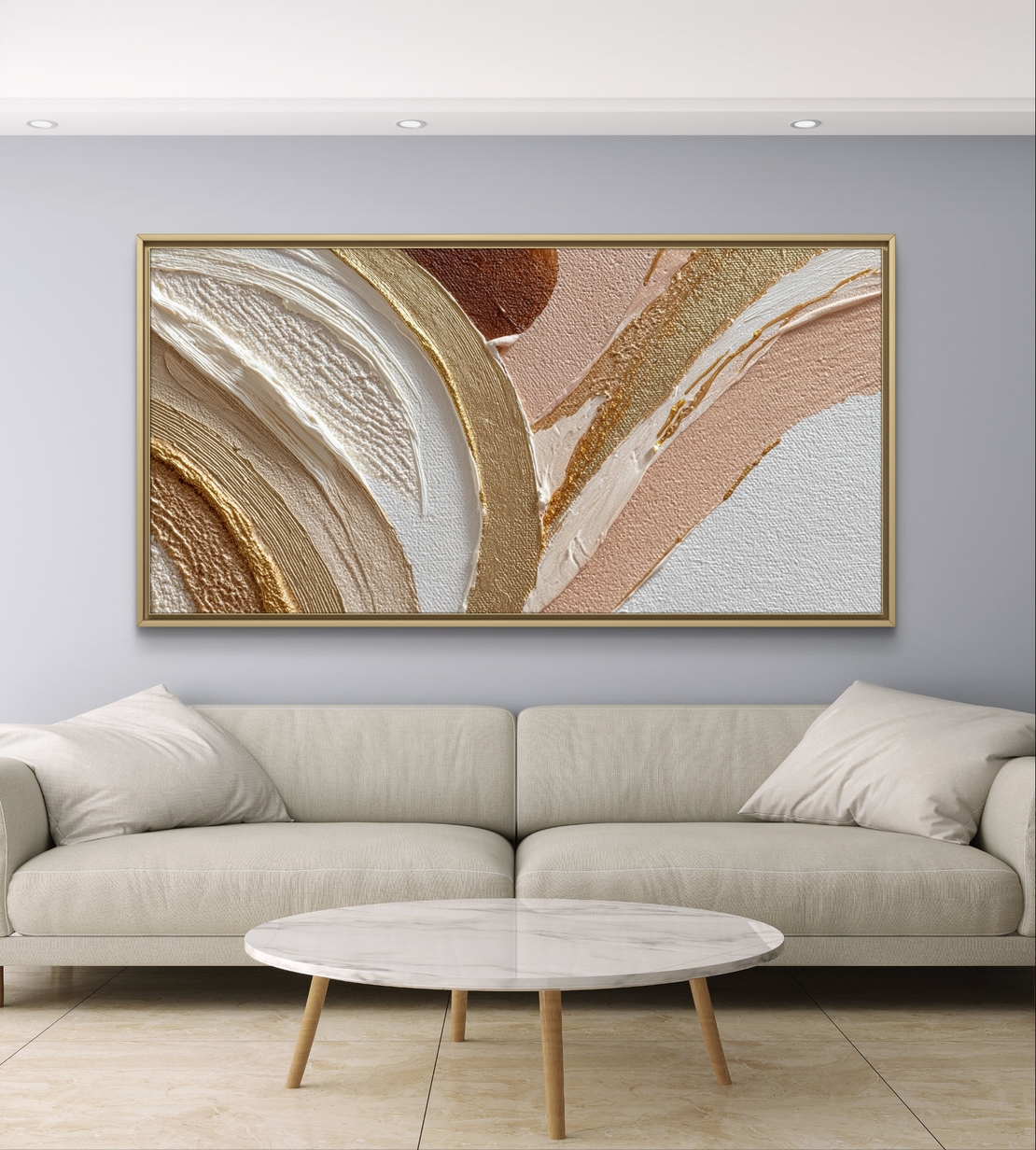 תמונת קנבס אבסטרקטית לרוחב בגווני שמנת, ורוד וזהב עם קווים זורמים ועיצוב אלגנטי