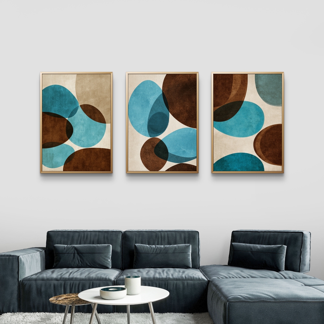 סט של שלוש תמונות קנבס אבסטרקטיות עם צורות אורגניות בגווני טורקיז, חום ושמנת, בעיצוב מודרני לסלון.