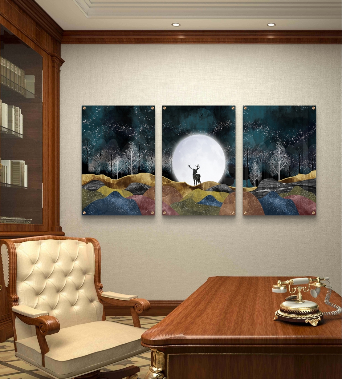 שלישיית תמונות זכוכית עם ירח מלא ואייל בנוף טבעי בגווני כחול וזהב, בעיצוב יוקרתי ומרגיע לסלון