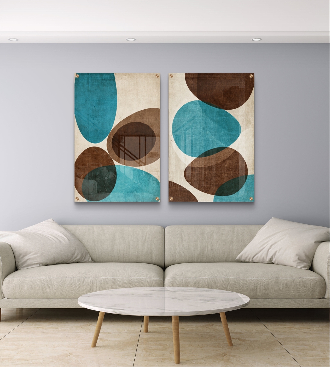 זוג תמונות זכוכית אבסטרקטיות עם צורות אורגניות בגווני טורקיז, חום ושמנת בעיצוב מודרני לבית