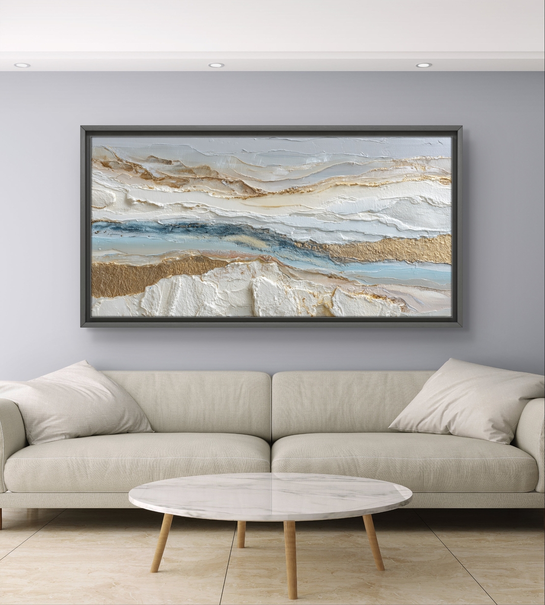 תמונת קנבס לרוחב בסגנון אבסטרקטי עם שכבות לבן ותכלת ונגיעות זהב לעיצוב סלון רגוע ויוקרתי