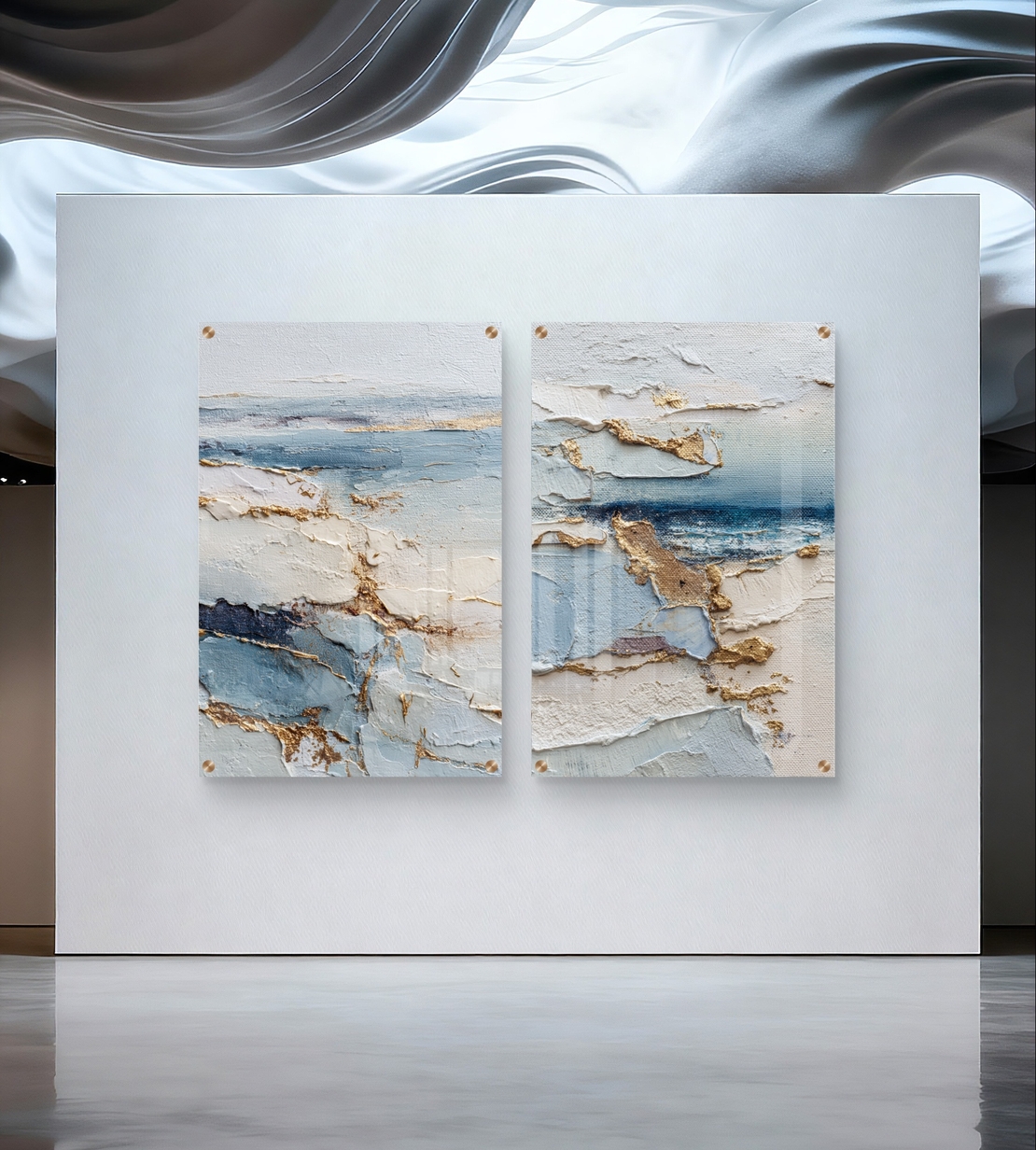 תמונת זכוכית זוגית אבסטרקטית בגווני שמנת, תכלת וכחול עם נגיעות זהב, הדפסה חלקה ללא תבליט