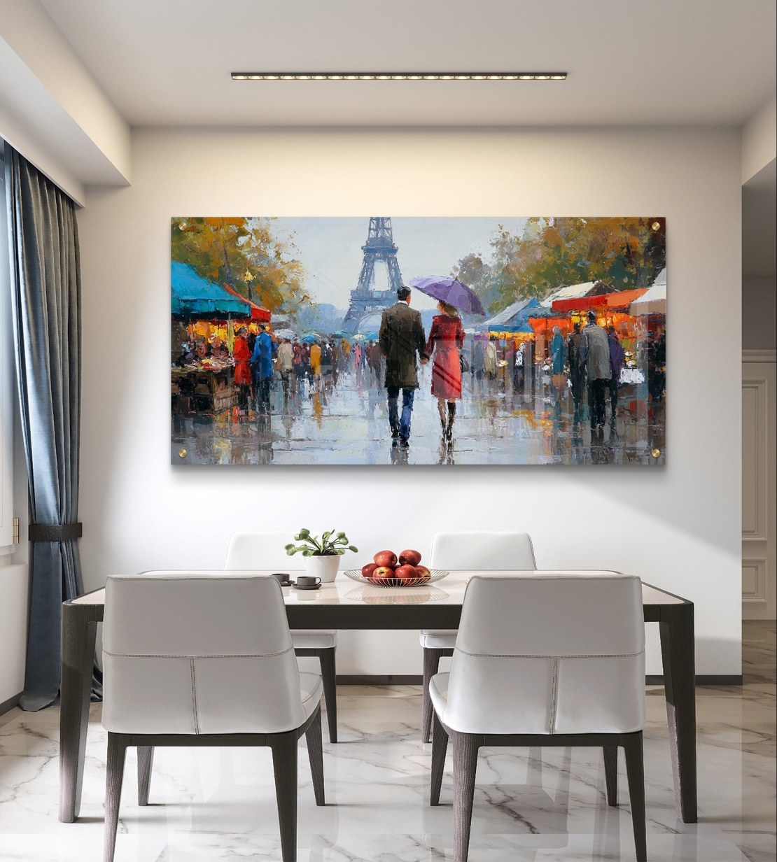 תמונת זכוכית לרוחב עם זוג מטייל בפריז בגשם, מגדל אייפל ברקע ועיצוב רומנטי ויוקרתי