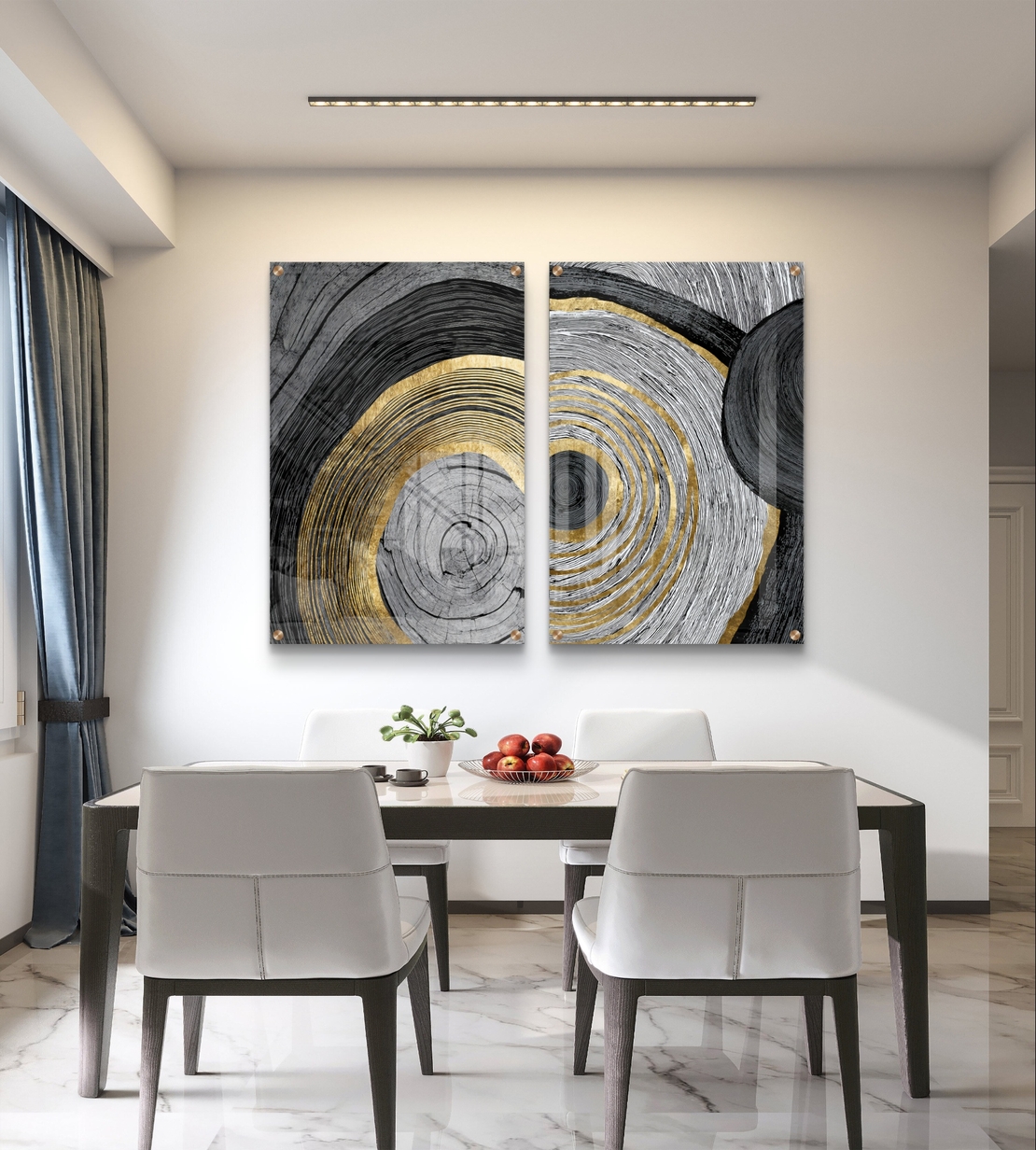 סט תמונות זכוכית זוג בעיצוב אבסטרקטי עם מעגלים קונצנטריים בגווני שחור, אפור ולבן עם נגיעות זהב מעל ספה מודרנית כחולה.