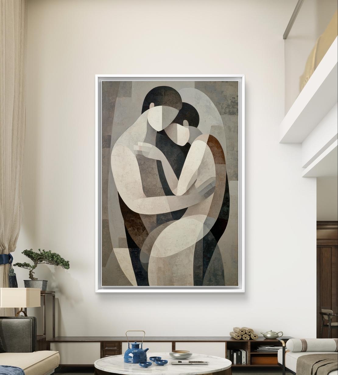 תמונת קנבס עם זוג דמויות מופשטות בחיבוק עדין בגווני שמנת, אפור וחום בעיצוב רגוע ואלגנטי
