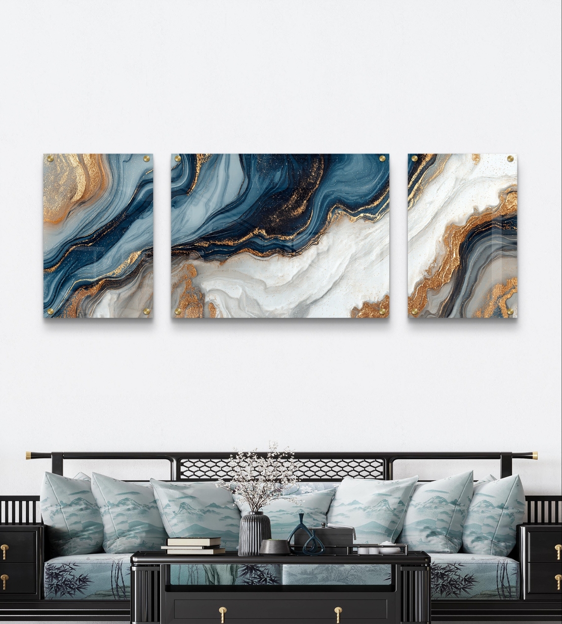 תמונת זכוכית מחולקת אבסטרקטית בגווני כחול, לבן ואפור עם נגיעות זהב ועיצוב זורם