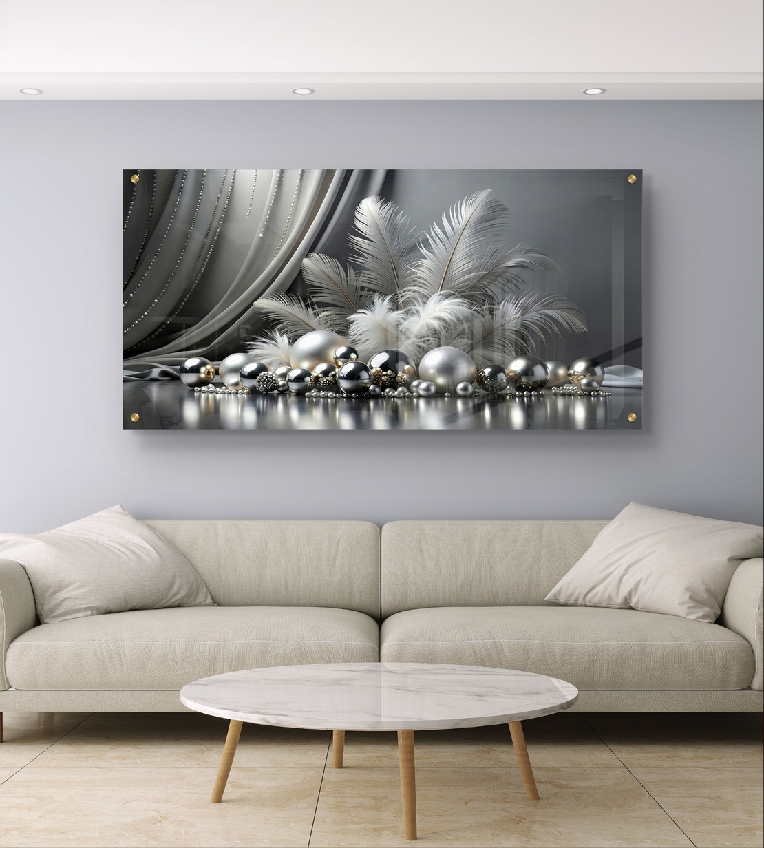 כסף בנוצות – תמונת זכוכית נוצות וכדורים כסופים בשחור-לבן יוקרתי | PN1003