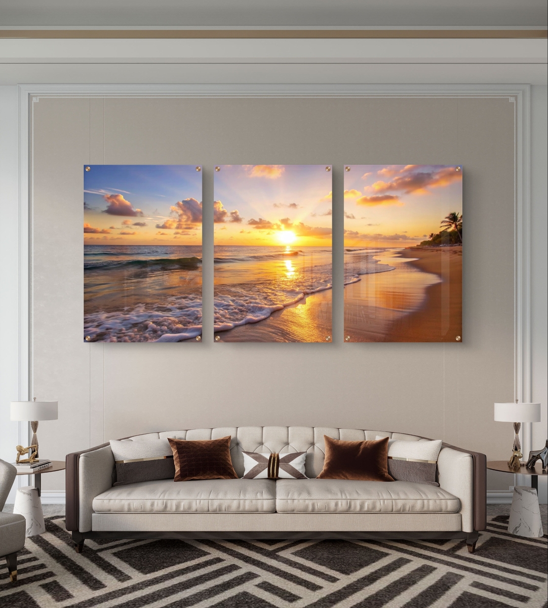 שלישיית תמונות זכוכית עם שקיעה זהובה על חוף הים, גלים עדינים וצבעים חמים בעיצוב רגוע ואלגנטי לסלון