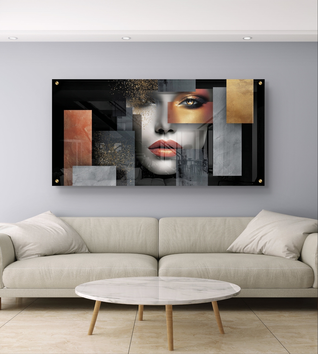 תמונת זכוכית עם דיוקן נשי מפורק בשכבות גאומטריות בגווני שחור, אפור וזהב – תכשיט לבית