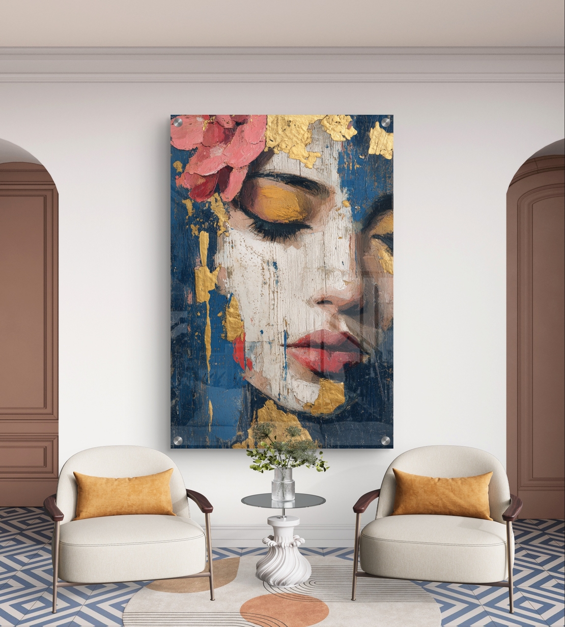 תמונת זכוכית עם דמות נשית בעיניים עצומות, טקסטורות זהב וגווני כחול בעיצוב אמנותי, רגוע ויוקרתי לקיר הבית