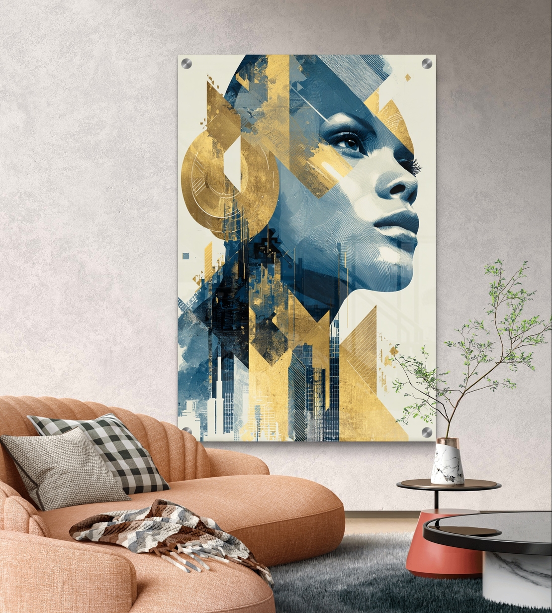 תמונת זכוכית עם דמות נשית בפרופיל, אלמנטים גאומטריים בגווני כחול וזהב ועיצוב מודרני ואלגנטי לקיר