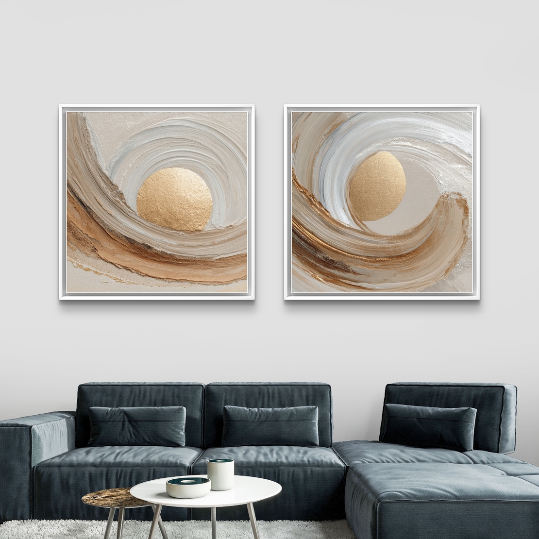 זוג תמונות קנבס מרובעות בסגנון אבסטרקטי עם אלמנט זהב וגוונים רכים