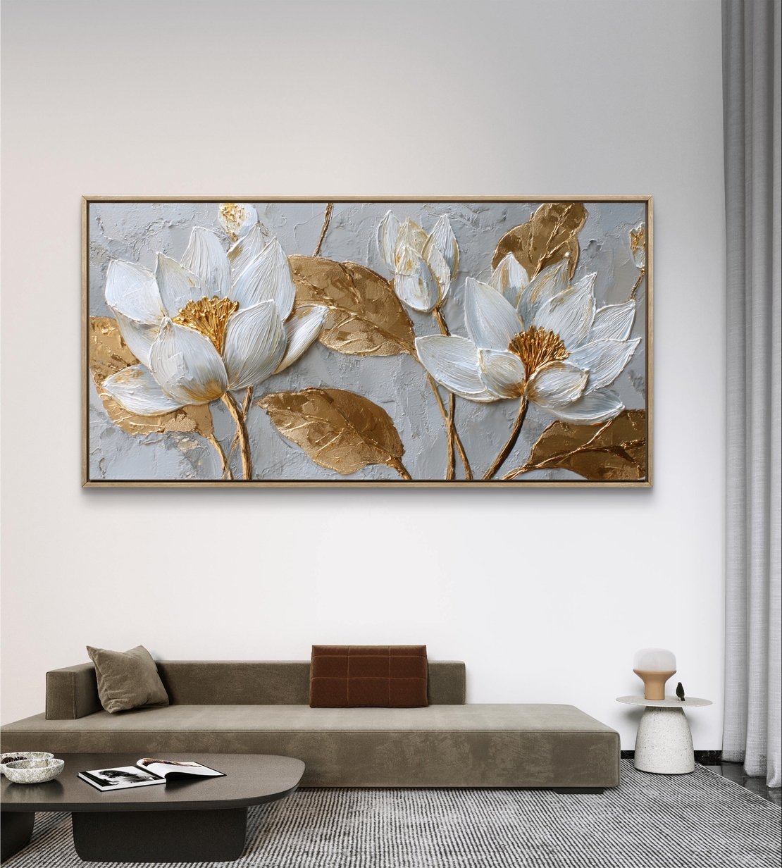 תמונת קנבס לרוחב עם פרחי לוטוס לבנים ועלים מוזהבים בעיצוב אלגנטי ורגוע לסלון