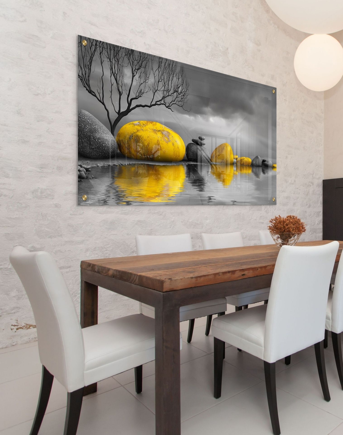 תמונת זכוכית רוחבית של אבנים מוזהבות מעל מים עם רקע אפור דרמטי – תכשיט לבית