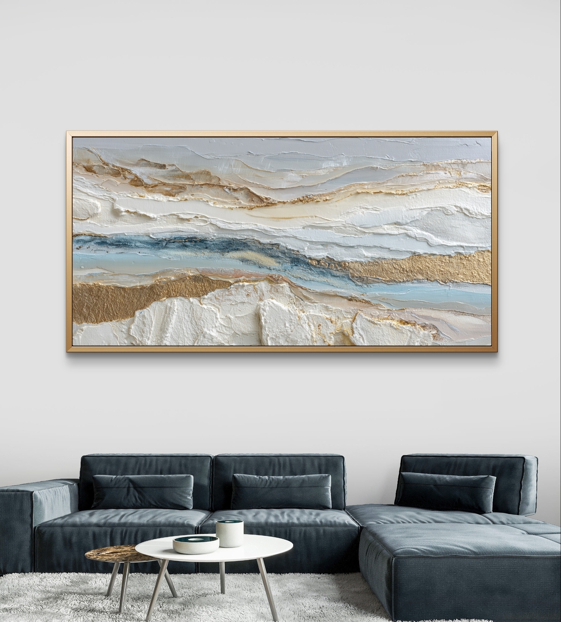 תמונת קנבס לרוחב בסגנון אבסטרקטי עם שכבות לבן ותכלת ונגיעות זהב לעיצוב סלון רגוע ויוקרתי