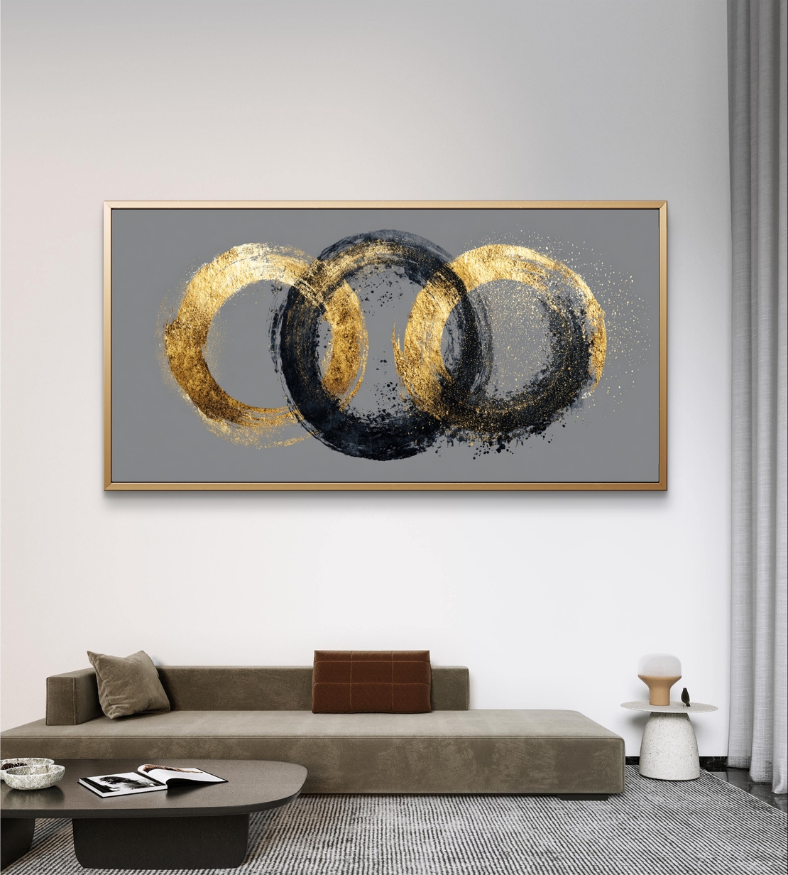 קנבס מודרני מעל ספה עם טבעות זהב נוצצות וטקסטורה שחורה, סגנון מינימליסטי יוקרתי