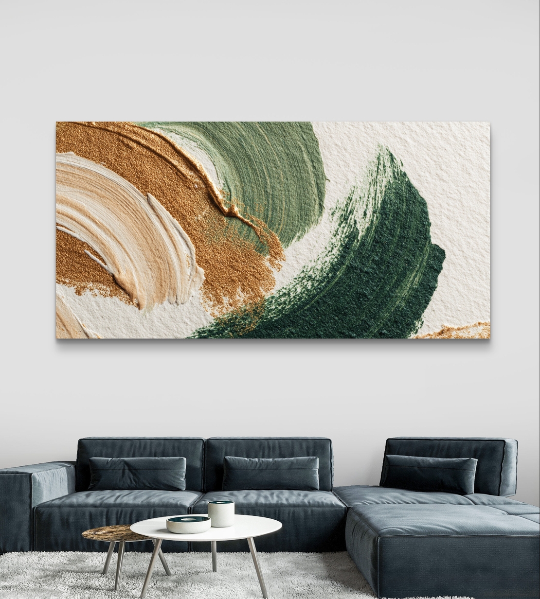 תמונת קנבס אבסטרקטית לרוחב בגווני ירוק, זהב ושמנת עם תנועות מכחול רכות בסגנון מודרני ויוקרתי