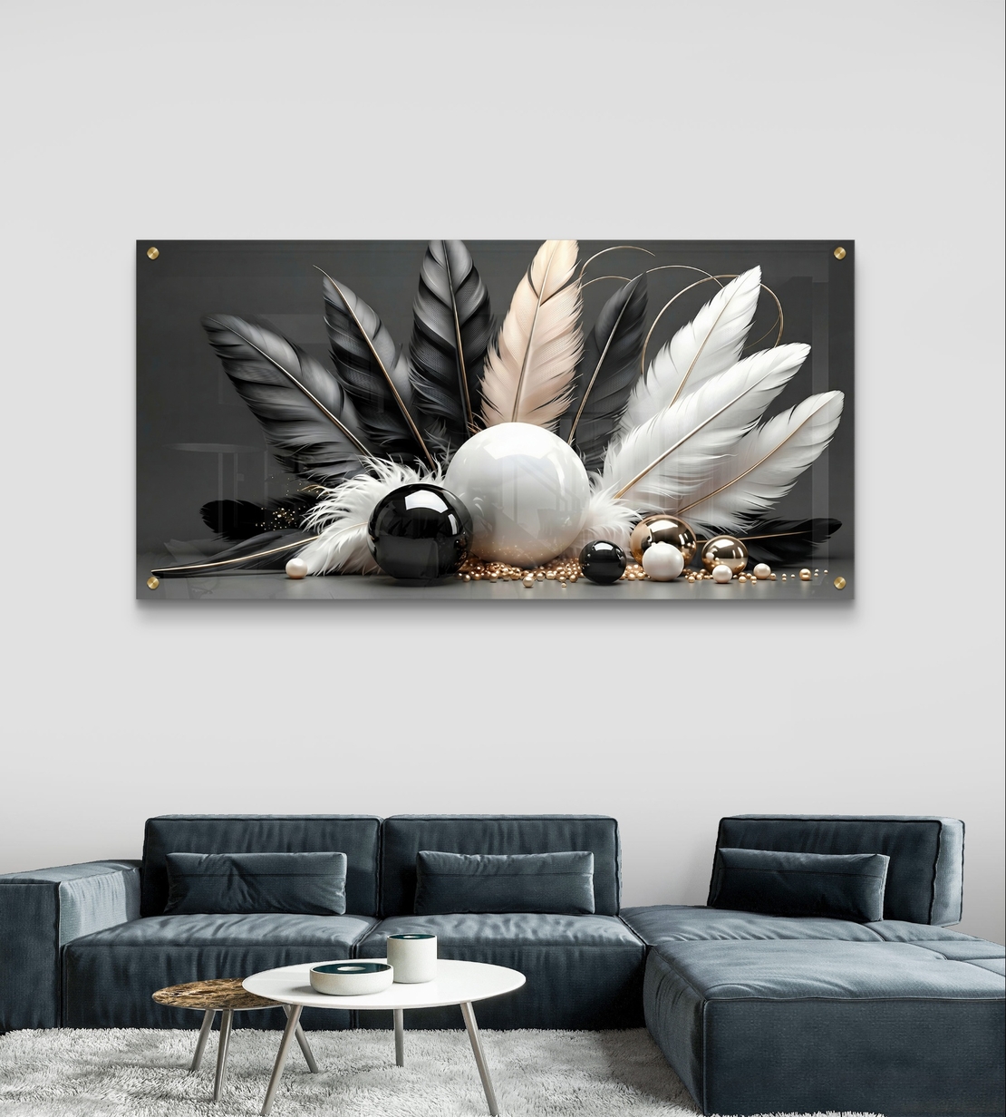 תמונת זכוכית נוצות שחור-לבן עם כדורים דקורטיביים וזהב, מראה יוקרתי ומודרני