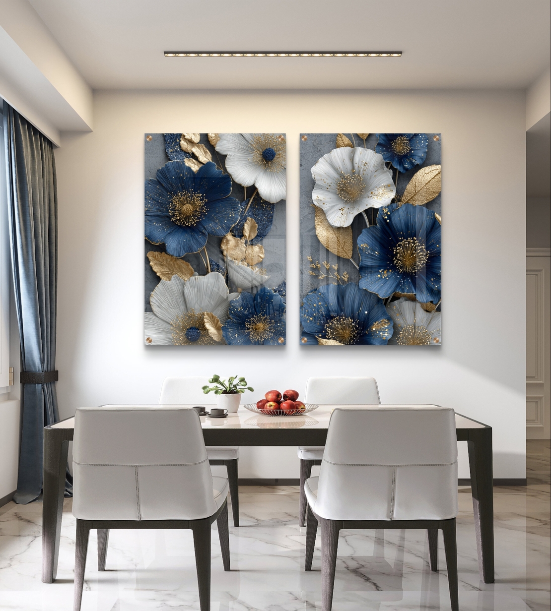 זוג תמונות זכוכית עם פרחים בגווני כחול, לבן וזהב בעיצוב יוקרתי ועדין לסלון